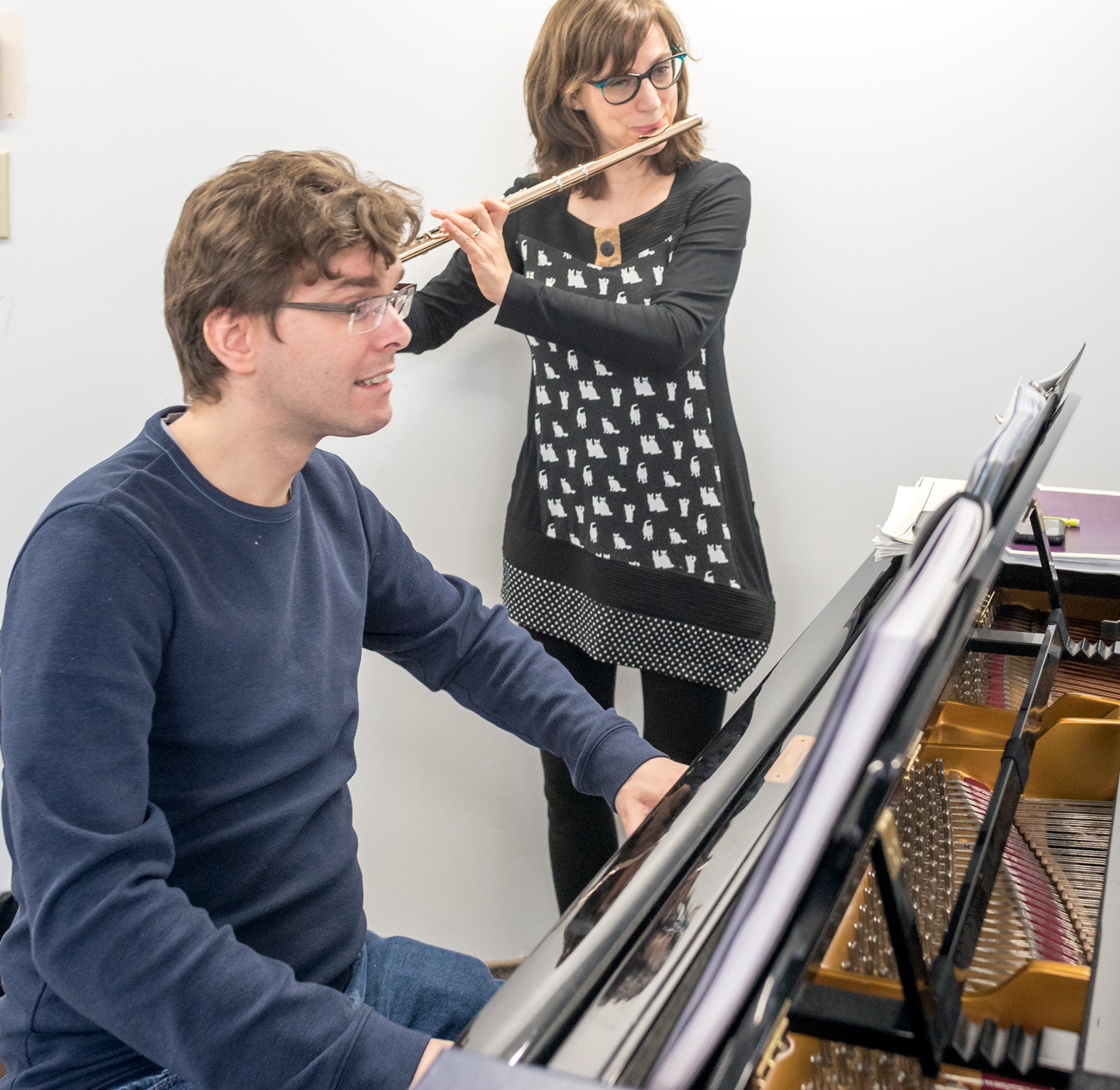 Une flutiste accompagnée d'un pianiste